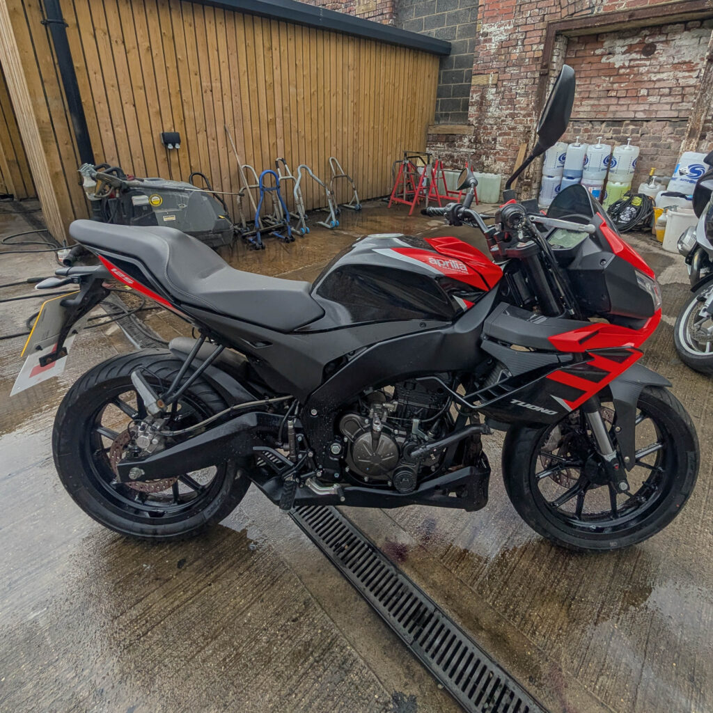 Sell your Aprilia Tuono 125 from your driveway at a time that suits you. Aprilia Tuono 125 purchased from Ely 