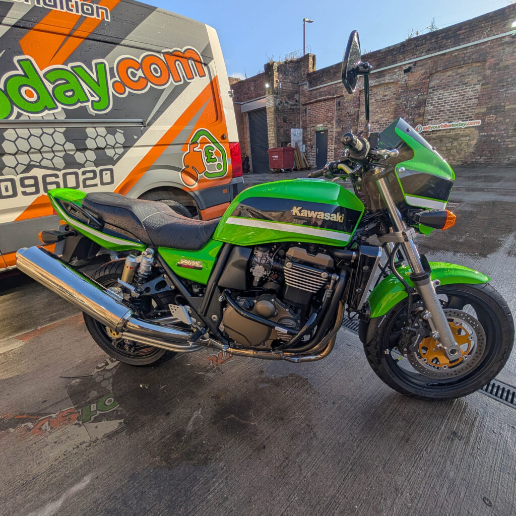 Sell your Kawasaki ZRX1300 with a free 24 hour collection, instant payment upon collection. Kawasaki ZRX1300 collected from Hawes